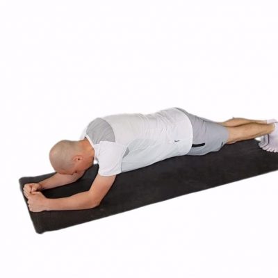 man doing plank exercise on yoga mat arms forward - learn kung fu online