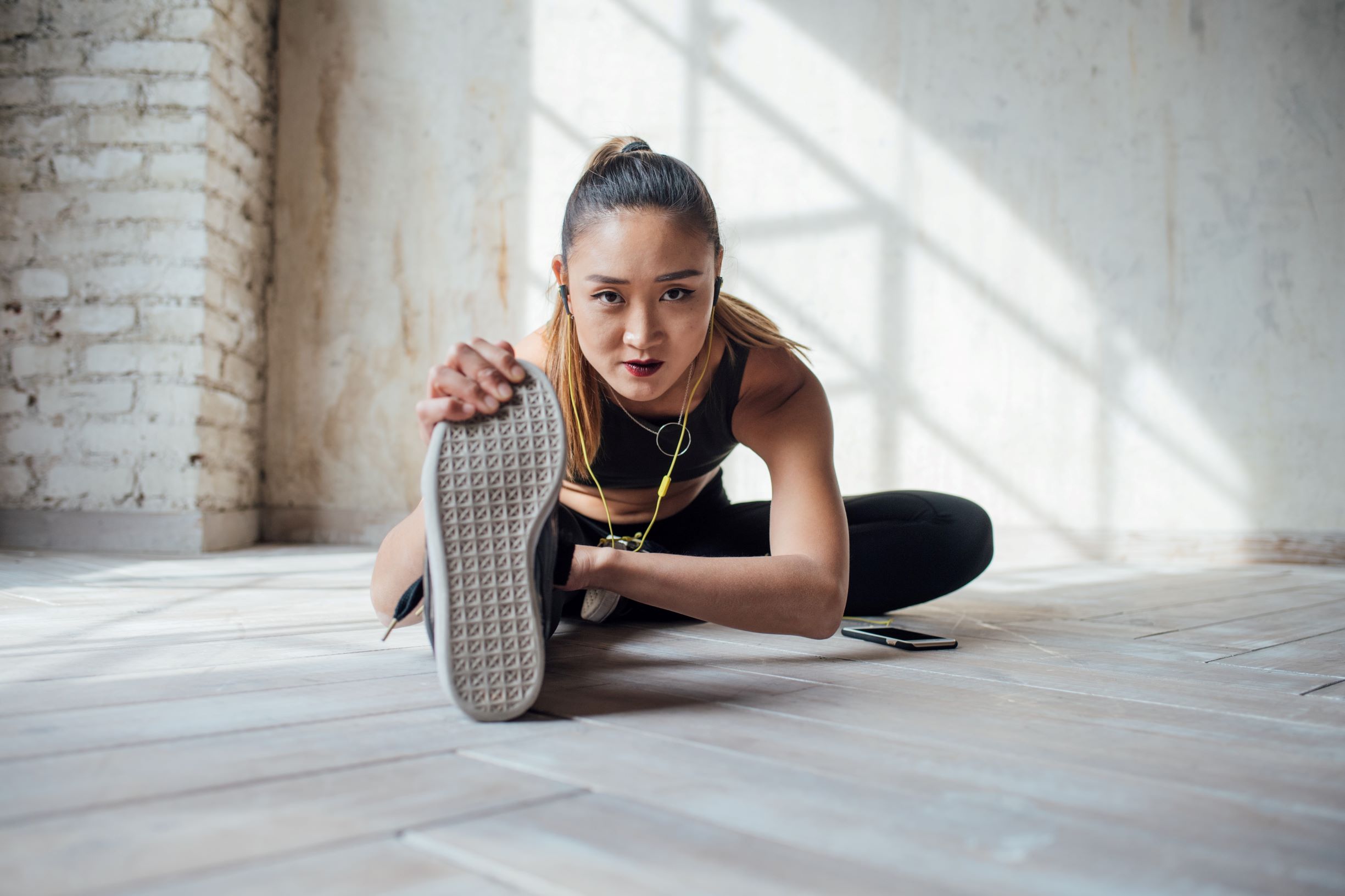 woman stretching for kung fu while exercising at home - learn kung fu online